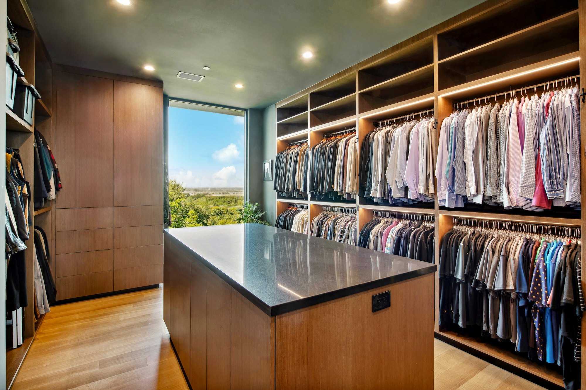 Vestidor a medida con isla central y estanterías de madera