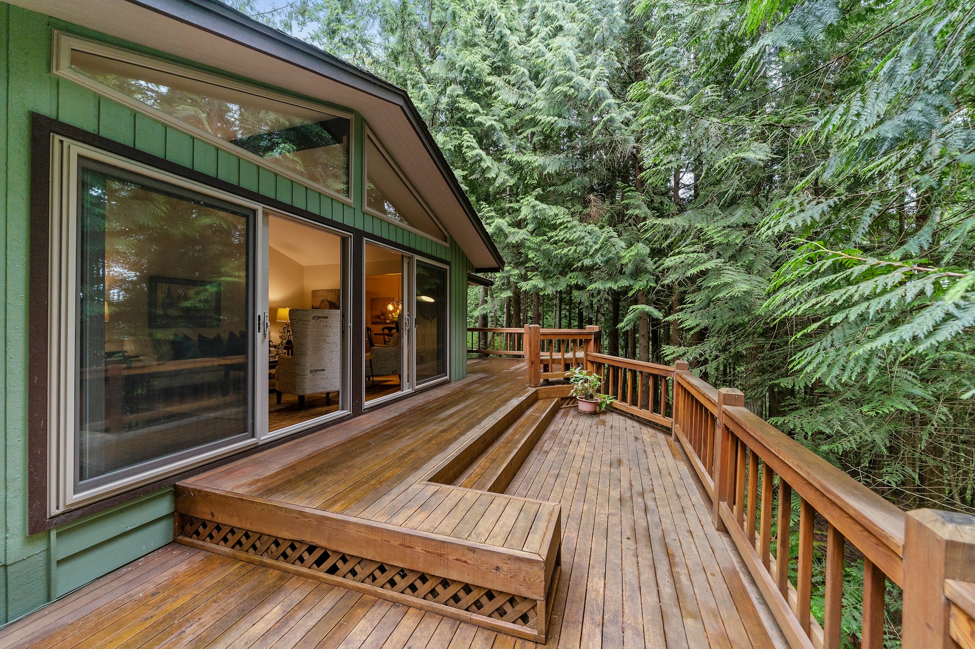 Terraza de madera instalada en una vivienda