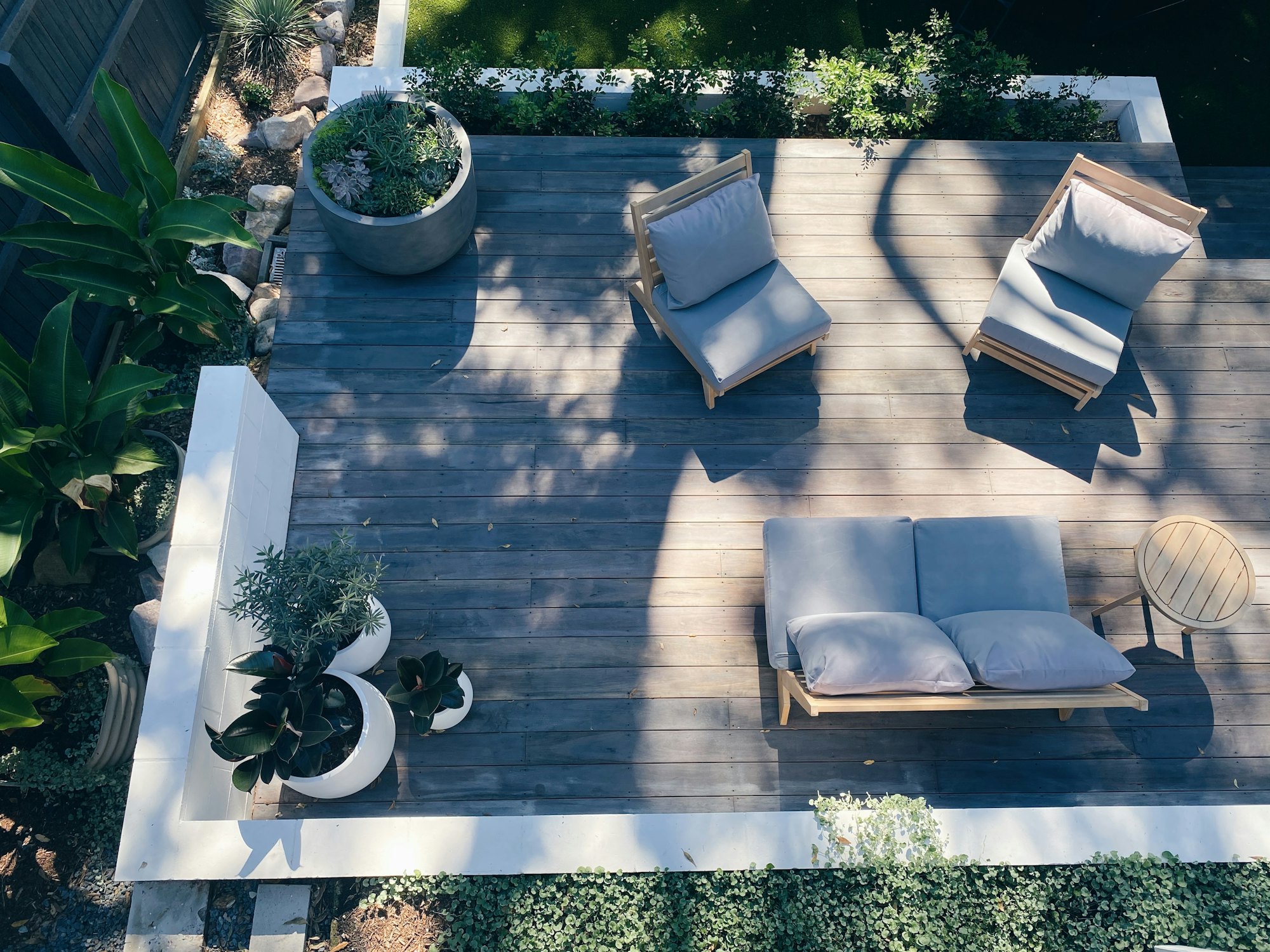 Terraza con deck de madera y mobiliario exterior
