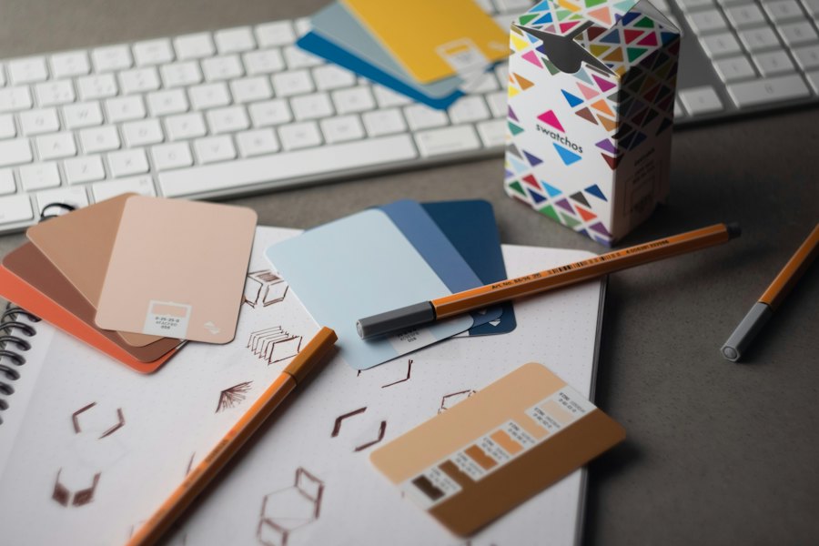 Muestras de color y material sobre la mesa de diseño