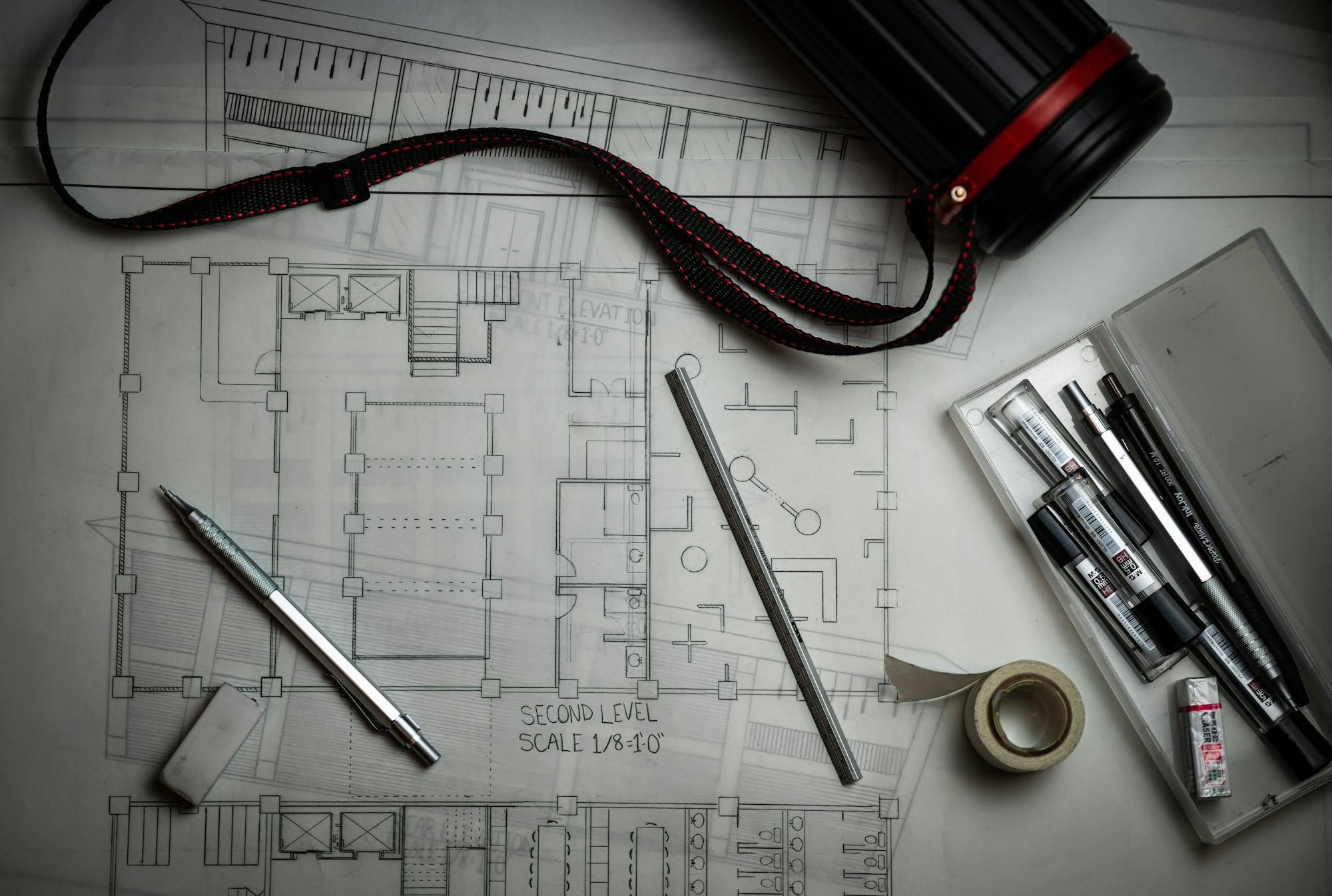 Planos y lápices de dibujo sobre la mesa de diseño