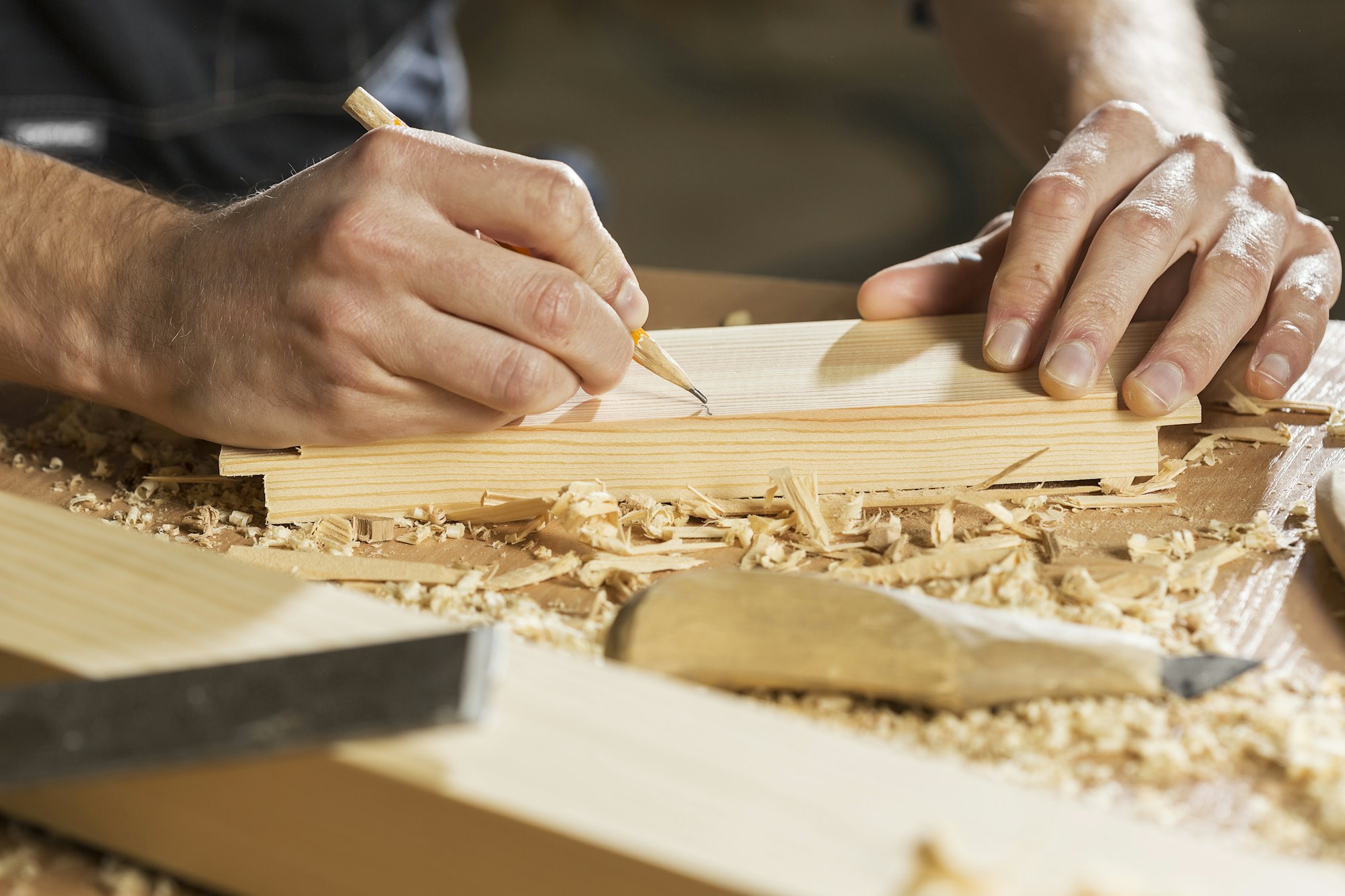 Trazo de precisión sobre una tabla en el taller